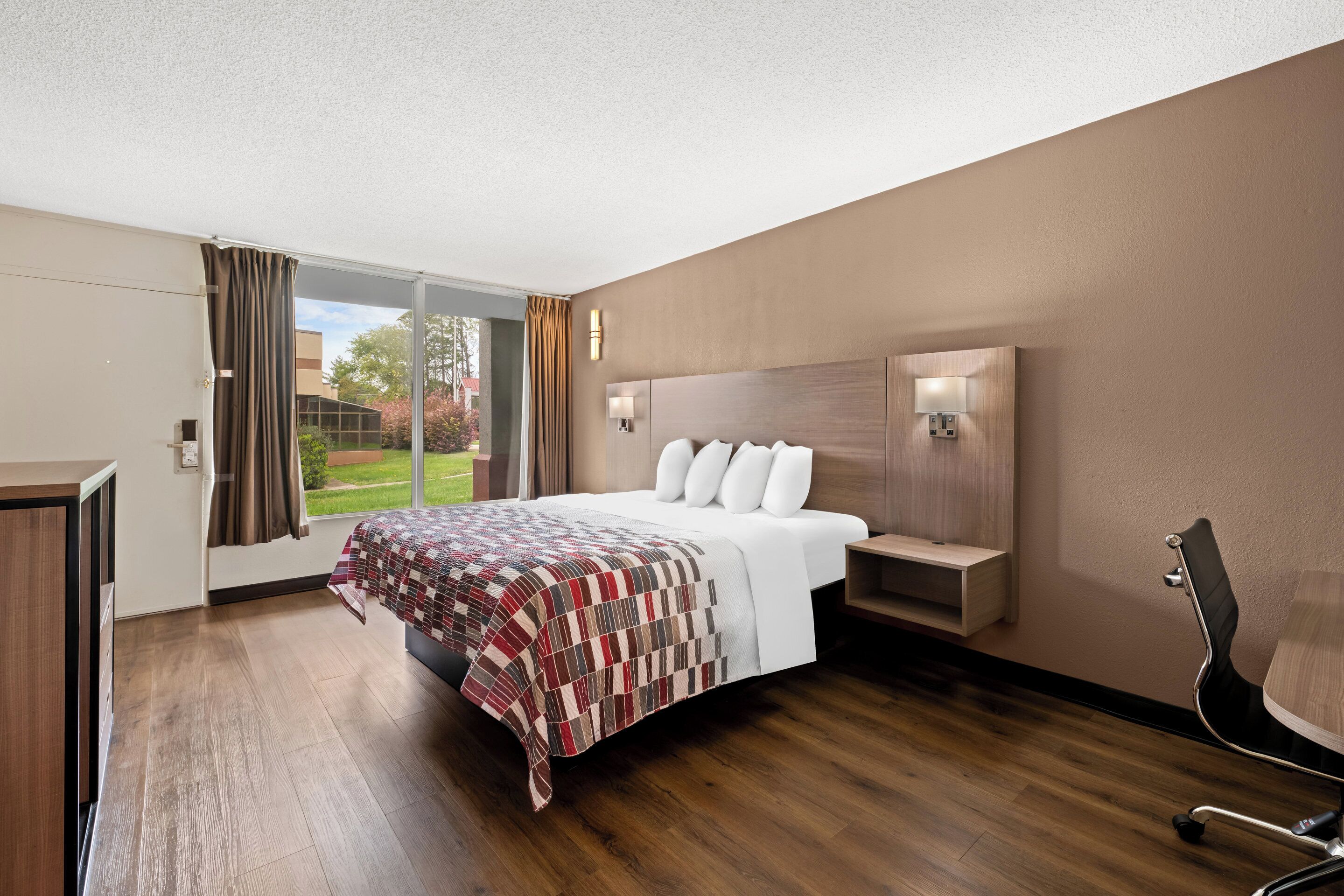 Superior Room, 1 King Bed, Non Smoking | Blackout drapes, free cribs/infant beds, free WiFi, bed sheets