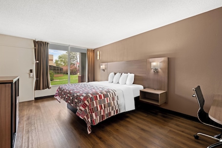 Superior Room, 1 King Bed, Non Smoking | Blackout drapes, free cribs/infant beds, free WiFi, bed sheets. Red Roof Inn Charlotte - Airport