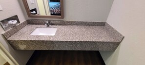 Combined shower/bathtub, towels