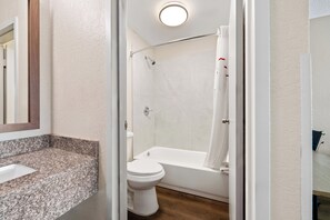 Ducha y bañera combinadas y toallas