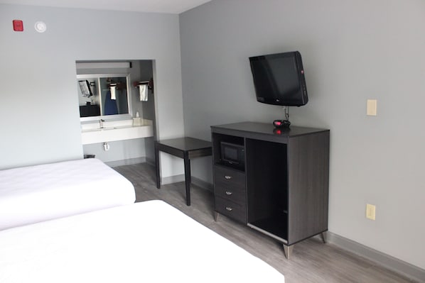 Chambre Standard, 2 grands lits, accessible aux personnes à mobilité réduite (Walk-in Shower) | Espace de travail pour ordinateur portable, fer et planche à repasser