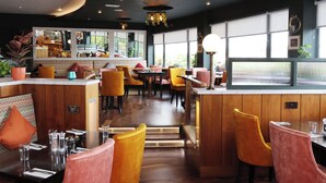 2 restauranter: frokost, lunsj, middag og brunsj serveres
