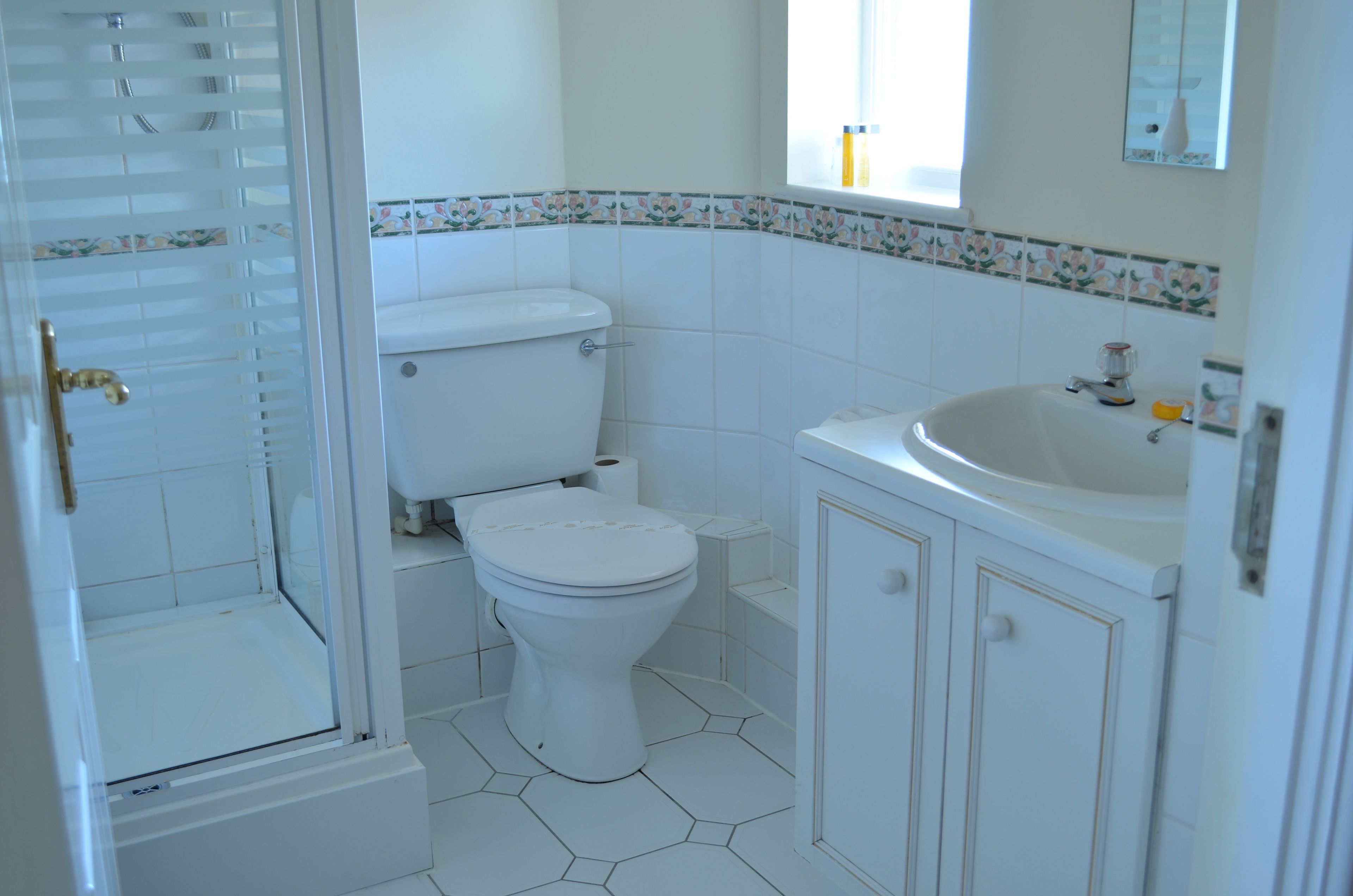Un baño con inodoro, lavamanos y ducha.