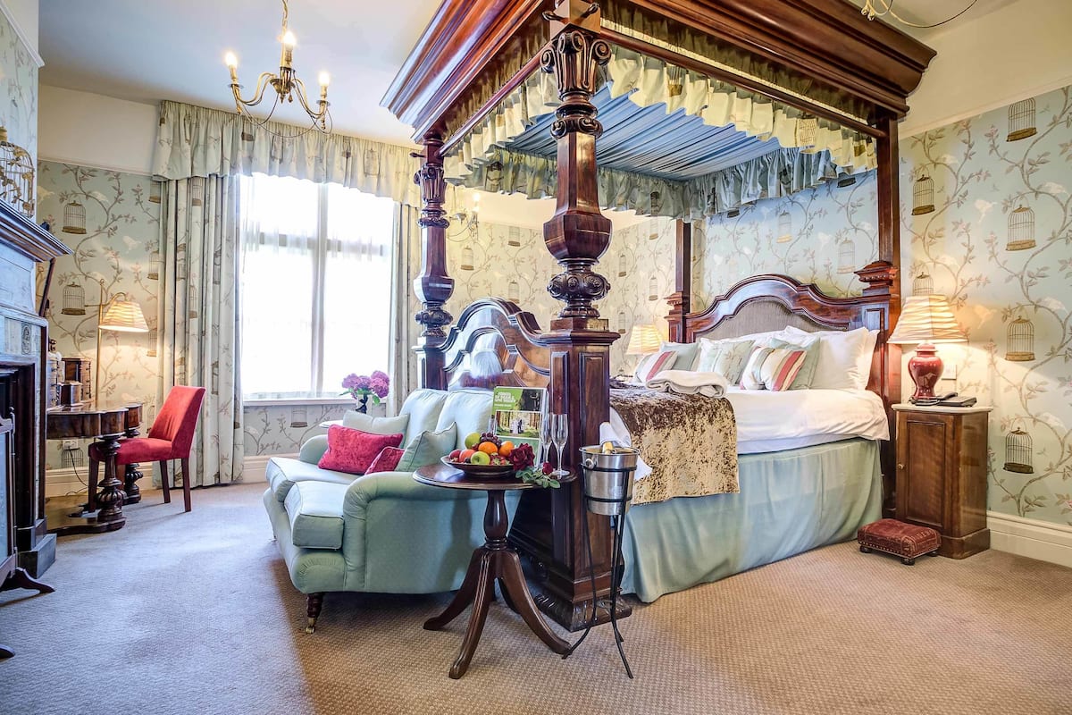 master 4 poster | in-room safe, iron/ironing board, free wifi, bed sheets