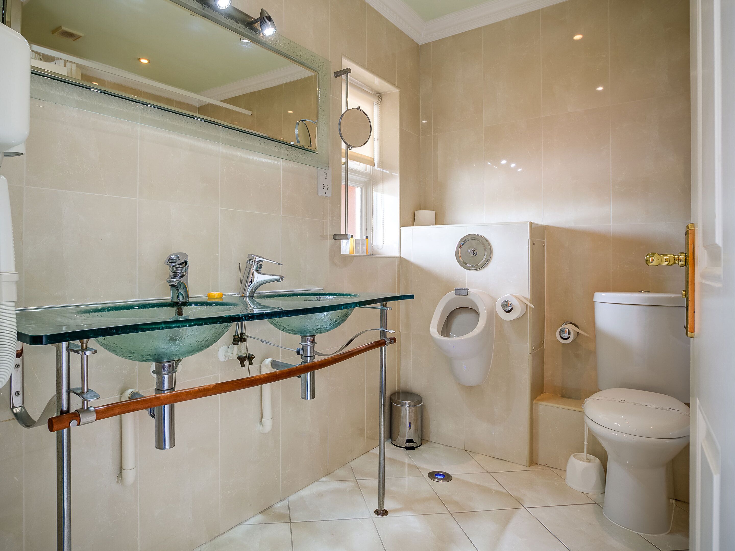 courtyard 4 poster | bathroom | free toiletries, hair dryer, bathrobes, towels