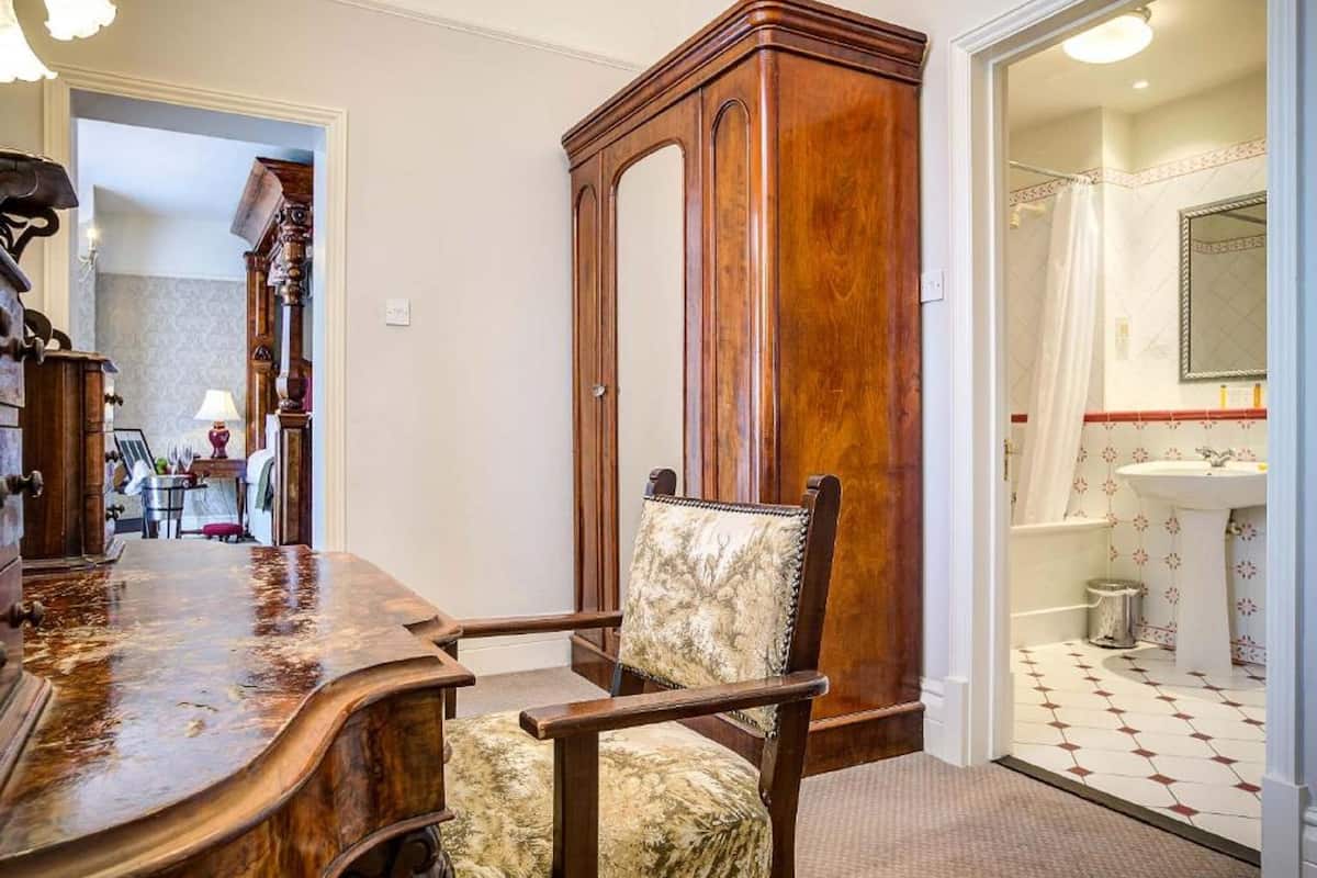 master 4 poster | in-room safe, iron/ironing board, free wifi, bed sheets