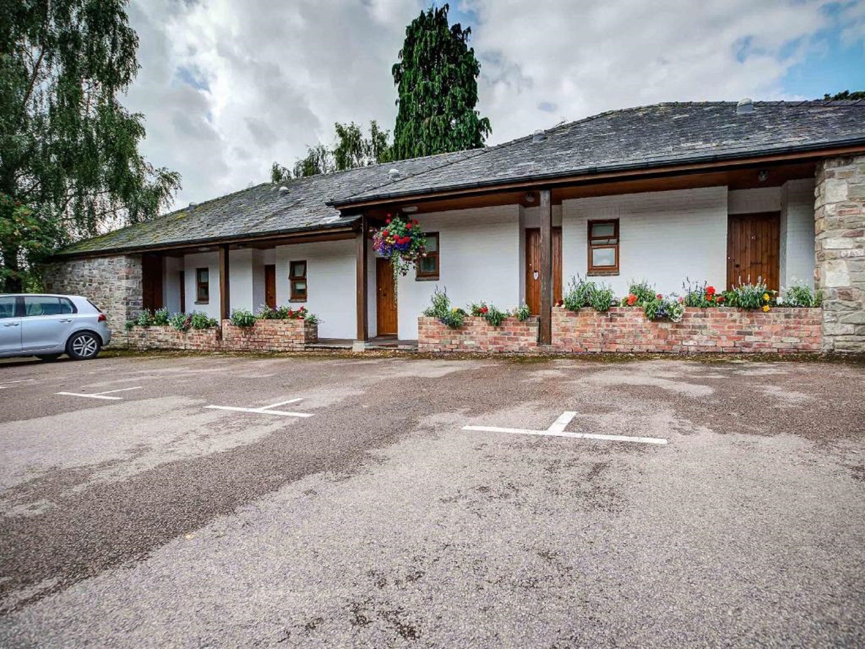 courtyard 4 poster | in-room safe, iron/ironing board, free wifi, bed sheets