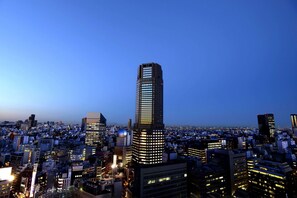 A cityscape with a prominent skyscraper in the center, surrounded by other buildings. - Cerulean Tower Tokyu Hotel (Tokyo)