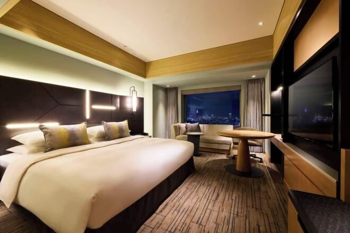1 bedroom, premium bedding, down duvets, minibar