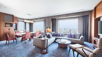 Deluxe Corner Suite with Lounge Access, Non Smoking | Premium bedding, down comforters, minibar, in-room safe