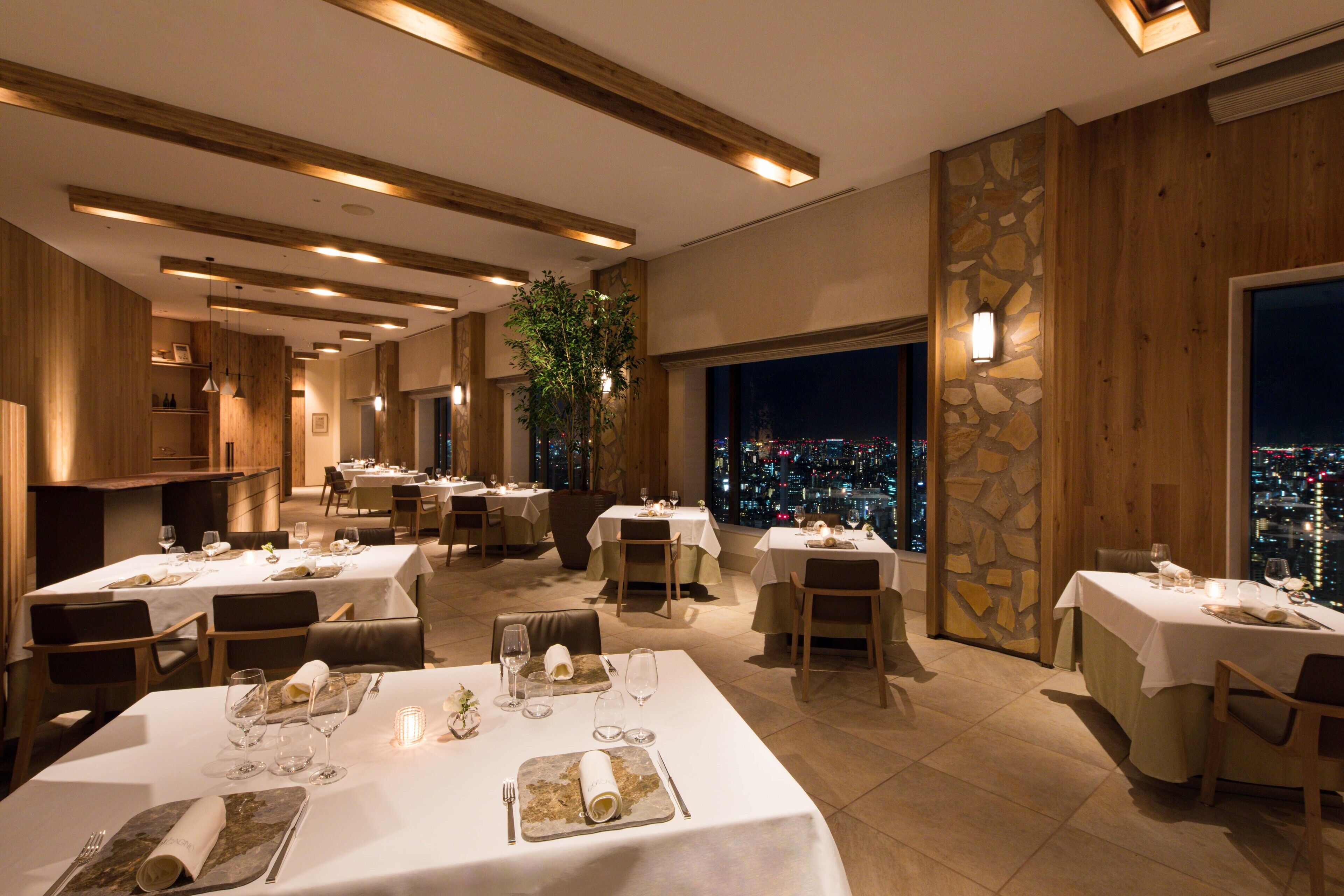 7 restaurants servant le petit déjeuner, le déjeuner et le dîner