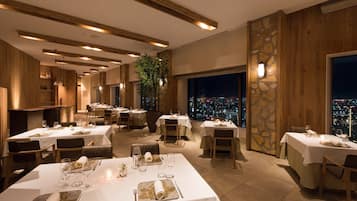 7 restaurants servant le petit déjeuner, le déjeuner et le dßner