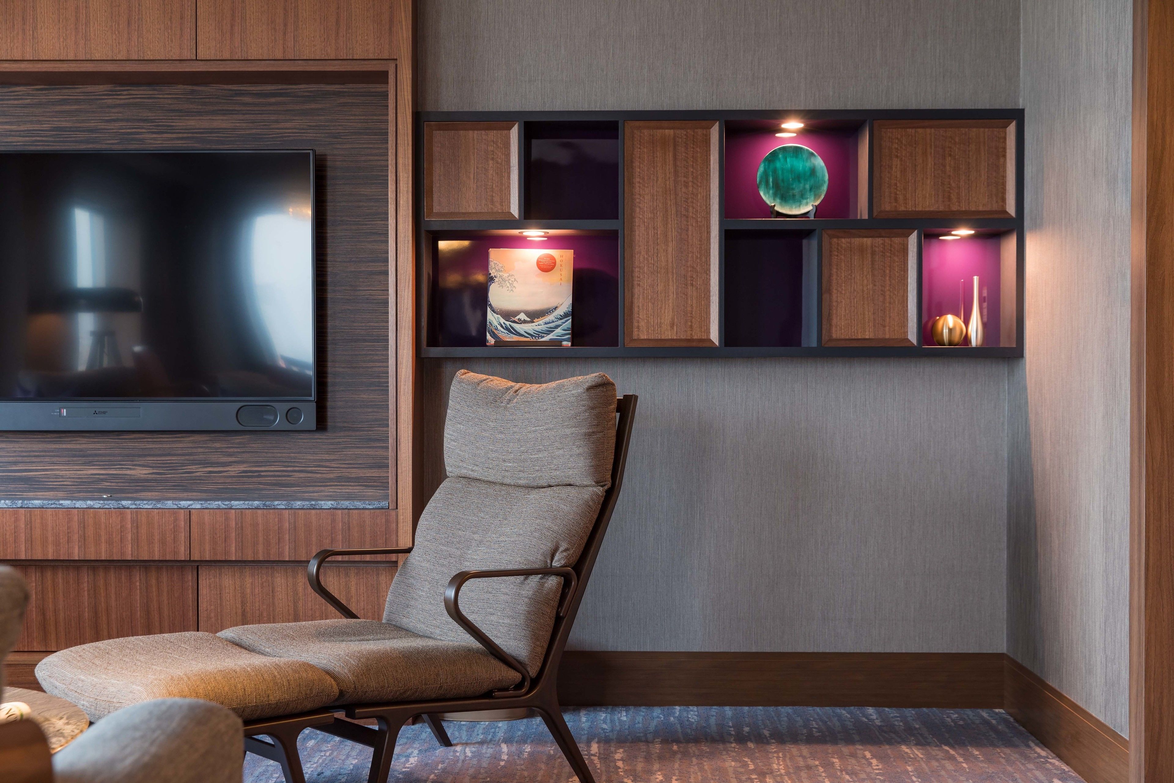 deluxe corner suite with lounge access, non smoking | 1 bedroom, premium bedding, down duvets, minibar