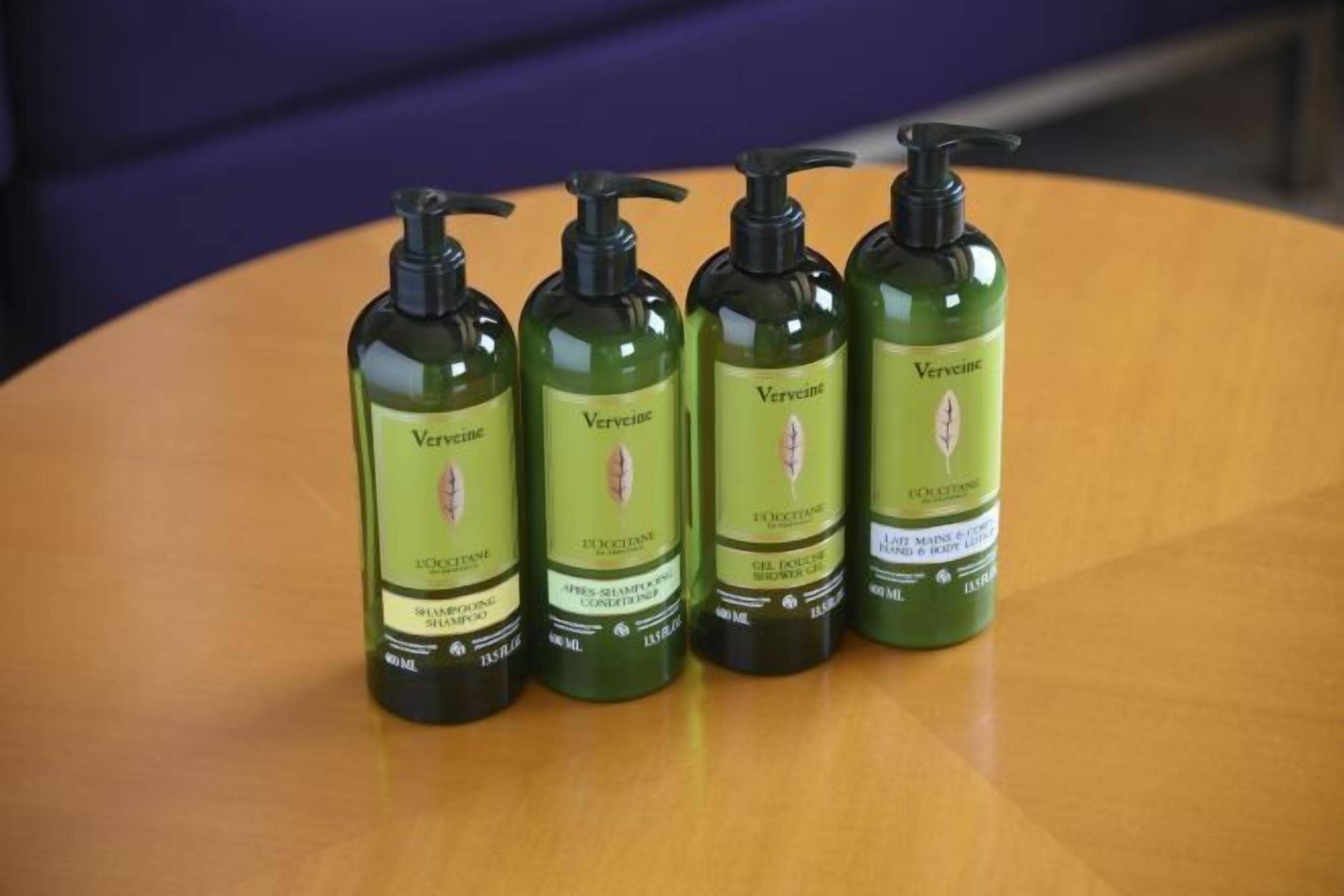 Designer toiletartikelen, een haardroger, badjassen, pantoffels