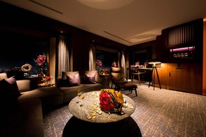 Roba de llit d'alta qualitat, cobrellits i minibar 