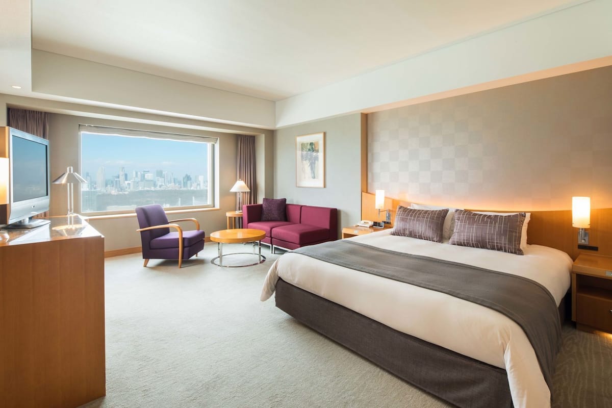Premium bedding, down comforters, minibar, in-room safe
