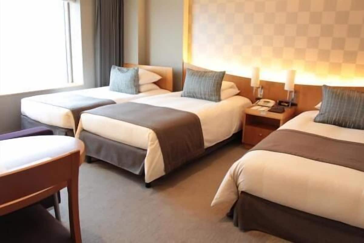 Premium bedding, down comforters, minibar, in-room safe
