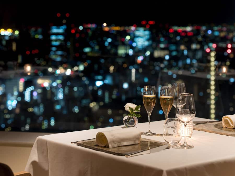 7 restaurantes; se sirven desayunos, almuerzos, cenas y cocina francesa