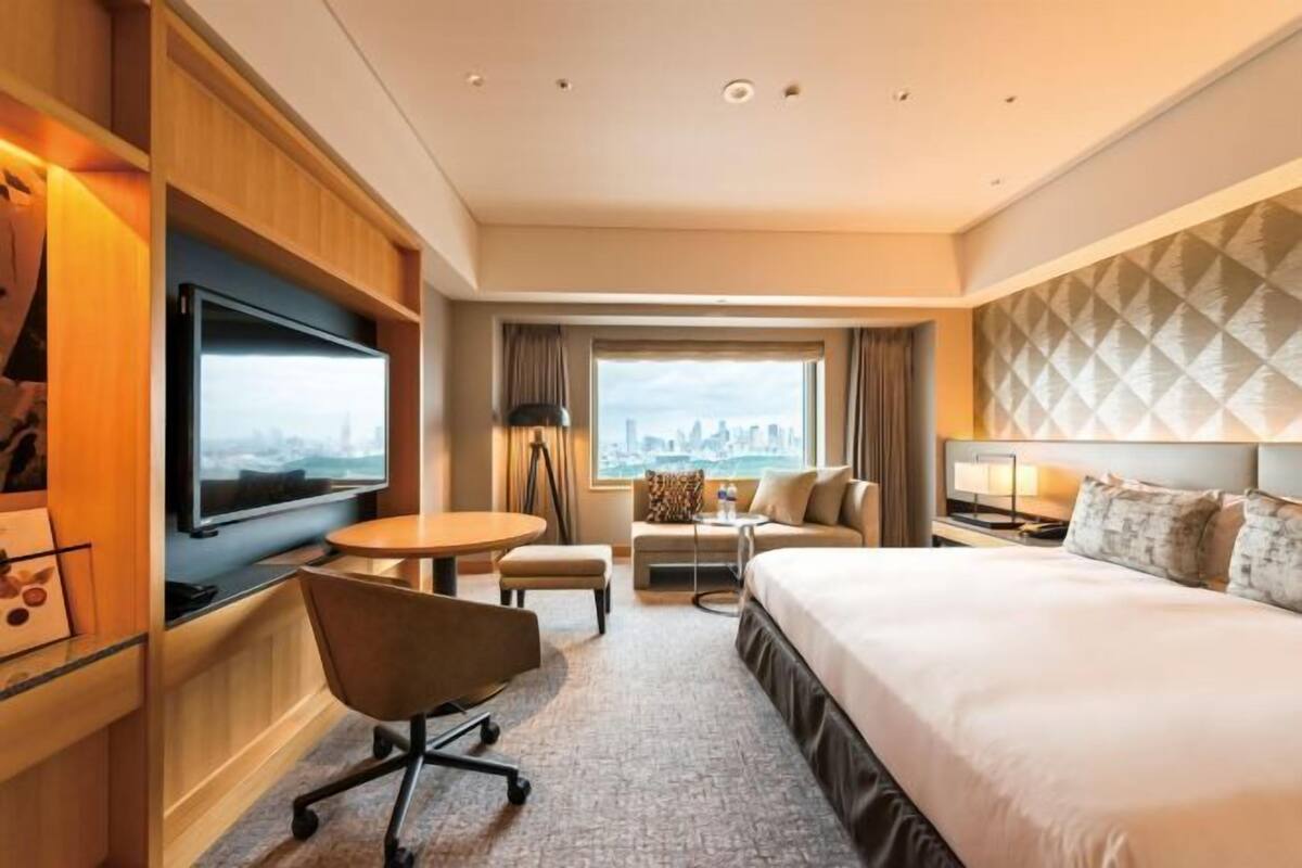 Premium bedding, down comforters, minibar, in-room safe