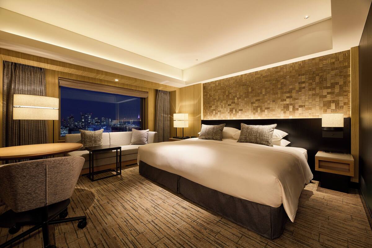 Newly Renovated - Comfort Superior King Room- Non-Smoking | Premium bedding, down comforters, minibar, in-room safe