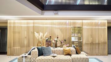 Coin salon dans le hall