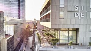 Un edificio moderno con un cartel que dice "SIDE" en la fachada.