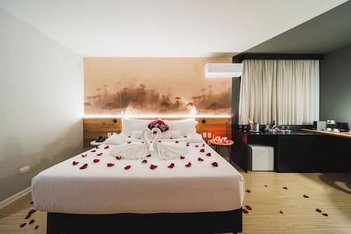 Standard Apartment One Queen Bed | Roupas de cama antialérgicas, frigobar, cofres nos quartos, escrivaninha