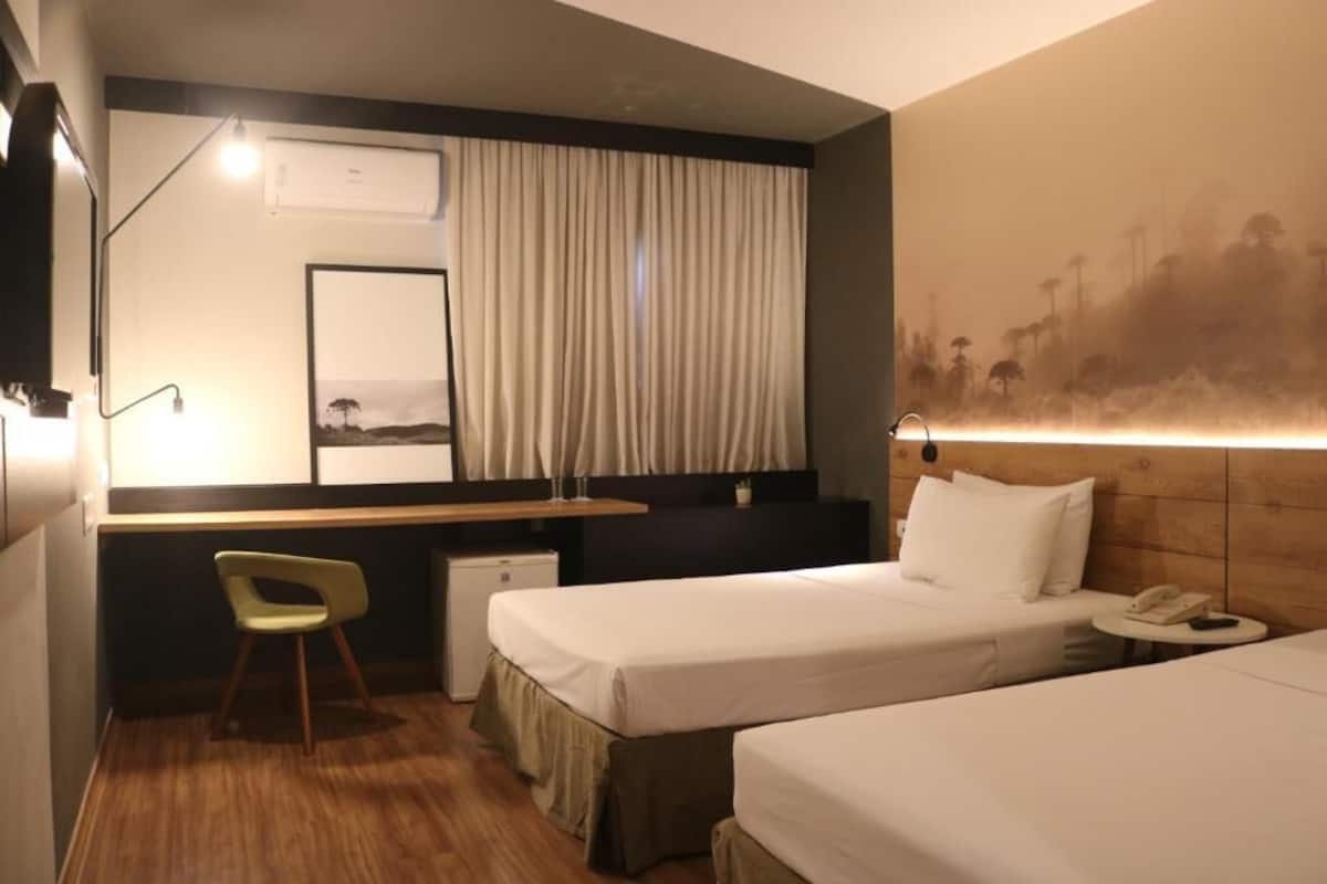 Deluxe, Two Queen Beds, Non-Smoking