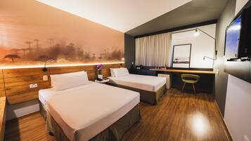 Executive kamer, 2 eenpersoonsbedden | Hypoallergeen beddengoed, een minibar, een kluis op de kamer, een bureau