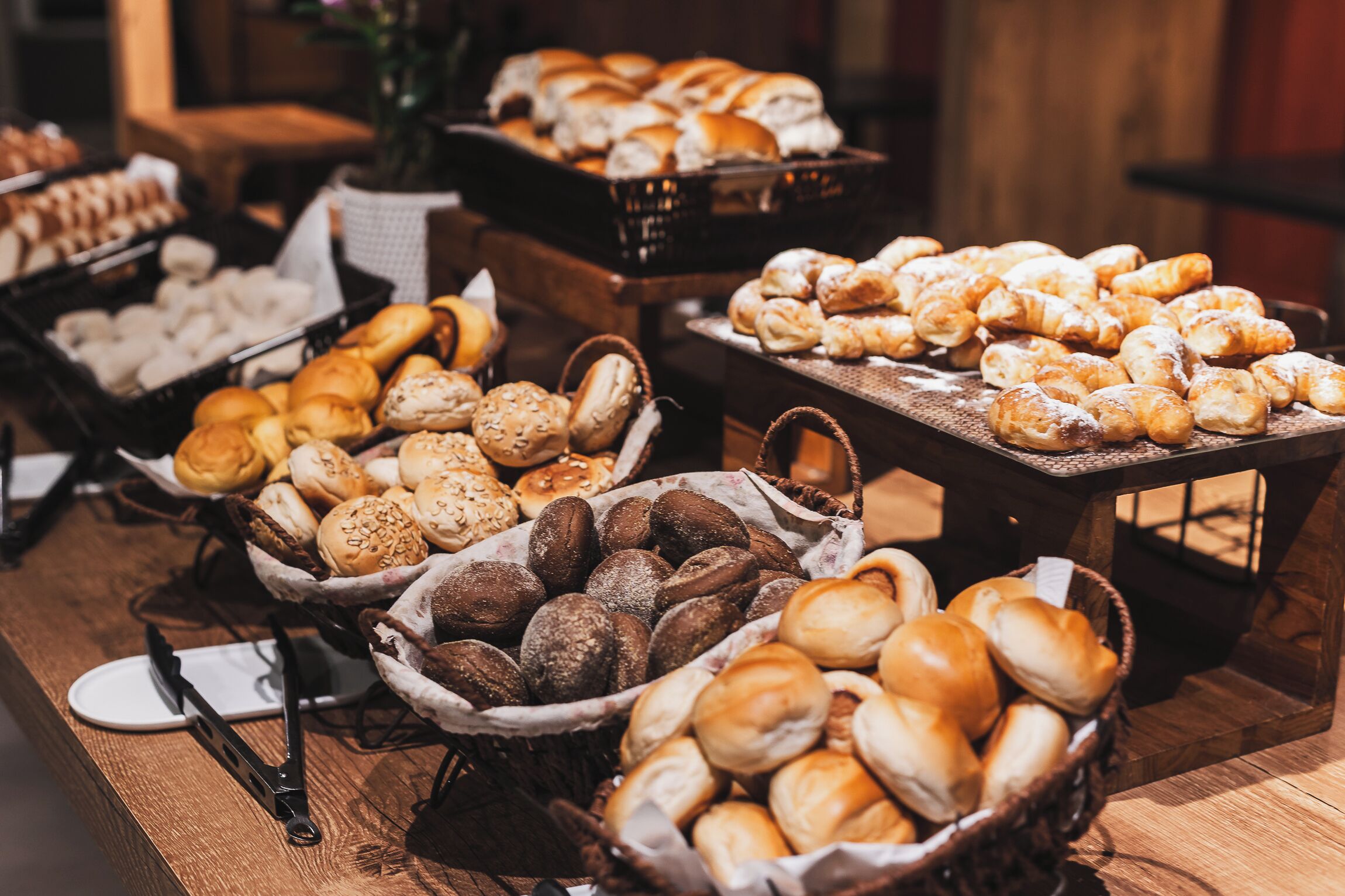 Une variété de produits de boulangerie présentés sur une table en bois.