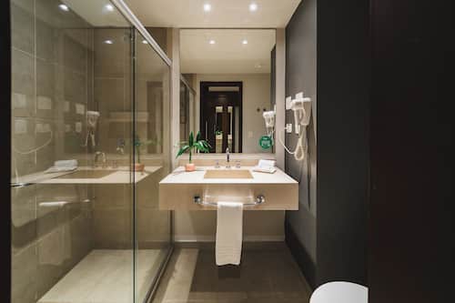 Standaard driepersoonskamer, Meerdere bedden | Badkamer | Een douche, milieuvriendelijk toiletgerief, een haardroger, handdoeken