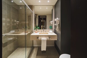 Ducha, artĂculos de tocador ecolĂłgicos, secador de pelo, toallas