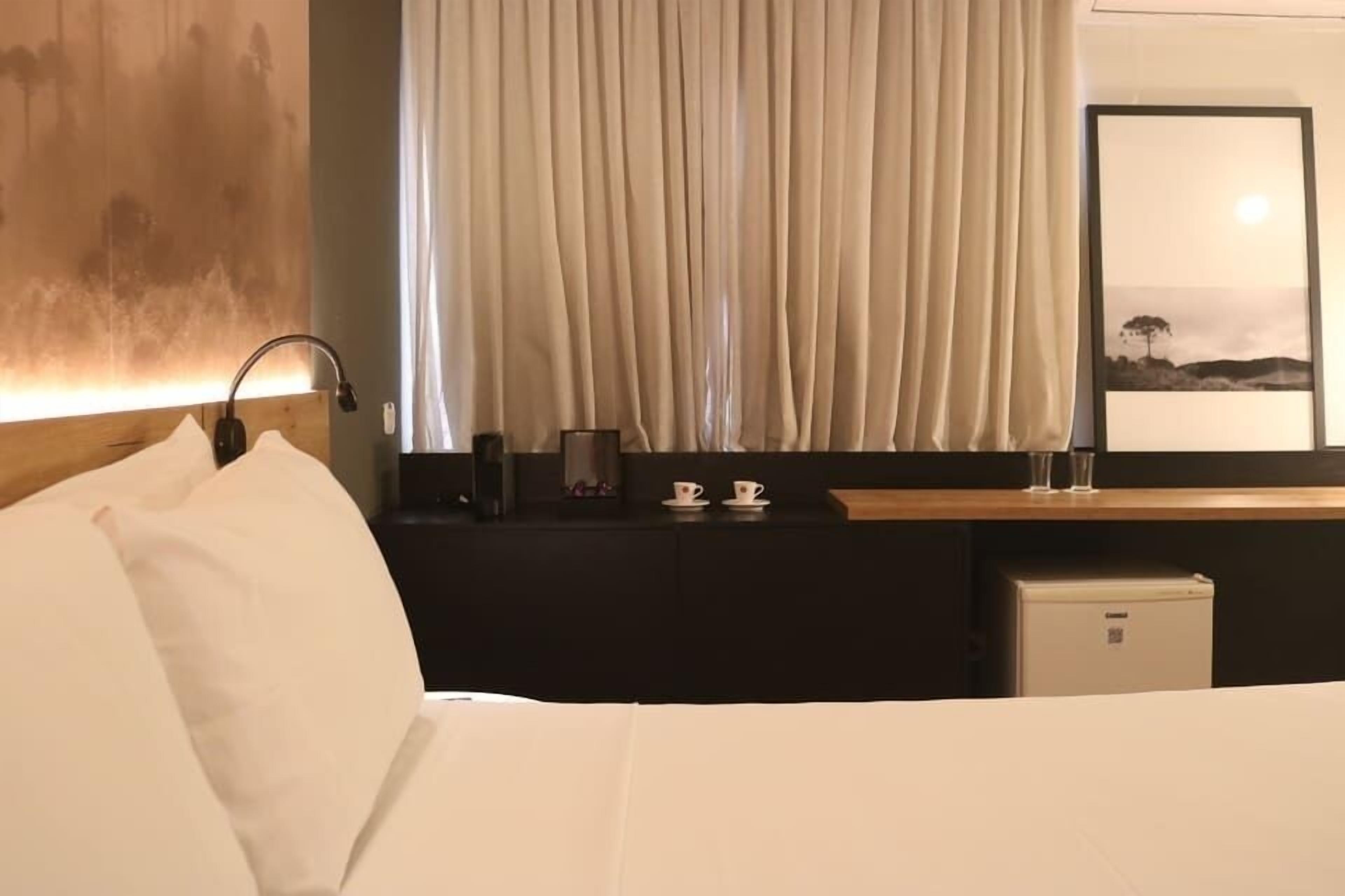 Premium Room, 1 Queen Bed | Hypo-allergenic bedding, minibar, in-room safe, desk
