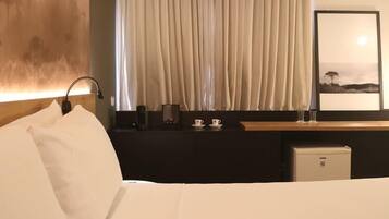 Premium Room, 1 Queen Bed | Hypo-allergenic bedding, minibar, in-room safe, desk
