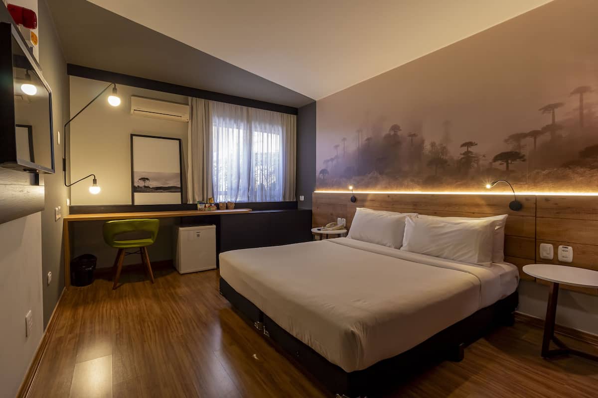 1 bedroom, hypo-allergenic bedding, minibar, in-room safe