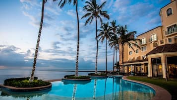 Een buitenzwembad en ligstoelen