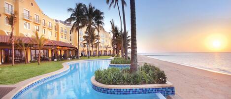 Outdoor pool, pool loungers