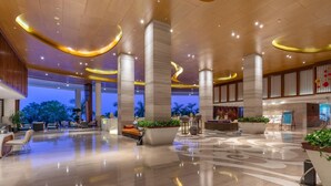 A spacious lobby with high ceilings, large columns, and a polished floor. - Ocean View Resort Yalong Bay (former Holiday inn Y (Sanya)