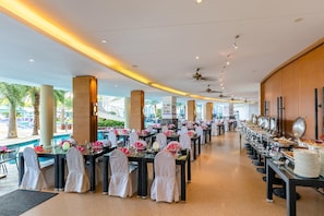 Outdoor dining - Ocean View Resort Yalong Bay (former Holiday inn Y (Sanya)