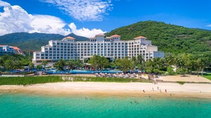 A large hotel with multiple floors and a pool area in front. - Ocean View Resort Yalong Bay (former Holiday inn Y (Sanya)