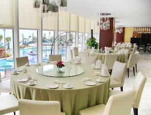 2 restaurants; breakfast, lunch and dinner served  - Ocean View Resort Yalong Bay (former Holiday inn Y (Sanya)