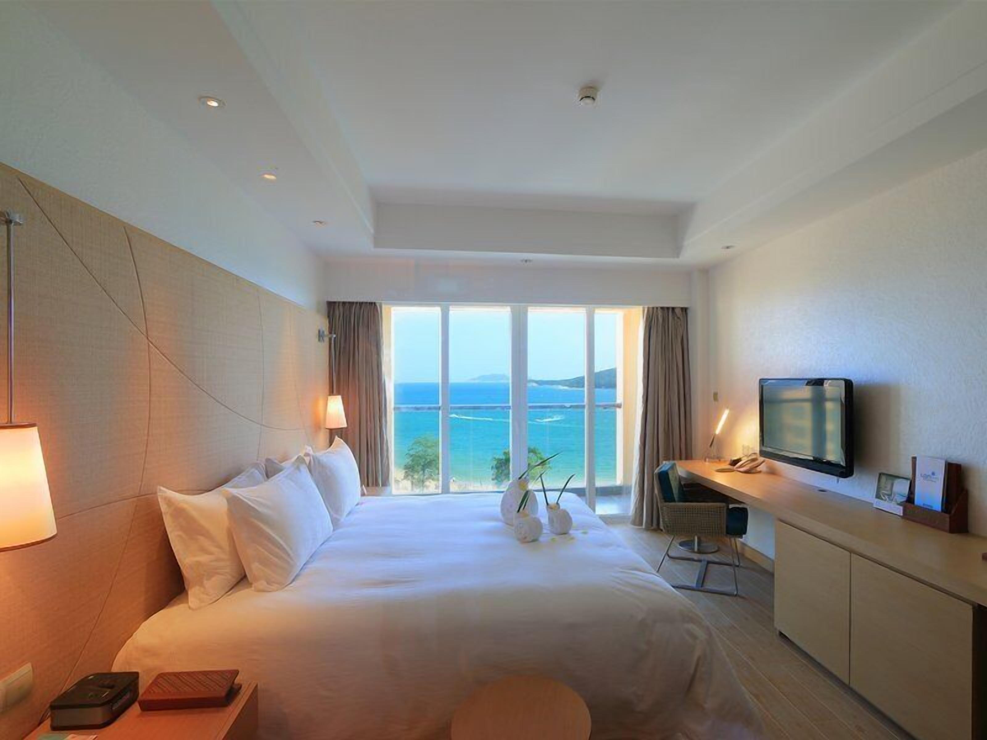 Minibar, in-room safe, desk, iron/ironing board