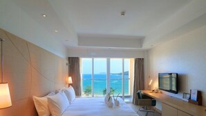 Minibar, in-room safe, desk, iron/ironing board - Ocean View Resort Yalong Bay (former Holiday inn Y (Sanya)