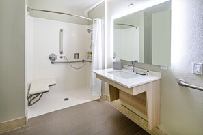 Chambre Standard, 1 trĂšs grand lit (Communications, Mobil, Roll-In Shower) | Salle de bain | Ensemble douche/baignoire, sĂšche-cheveux, serviettes fournies