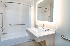 Kombinasi shower/bathtub, pengering rambut,  dan handuk