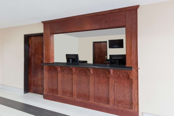 Lobby - Super 8 by Wyndham Bowling Green South (Bowling Green)