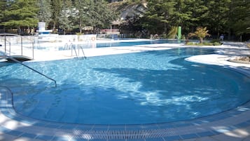 Piscina coperta, lettini