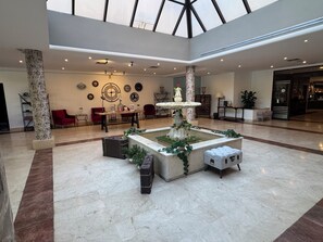 Coin salon dans le hall