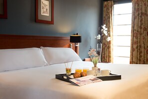 Premium bedding, down duvets, minibar, in-room safe - Hotel Segovia Sierra de Guadarrama (El Espinar)