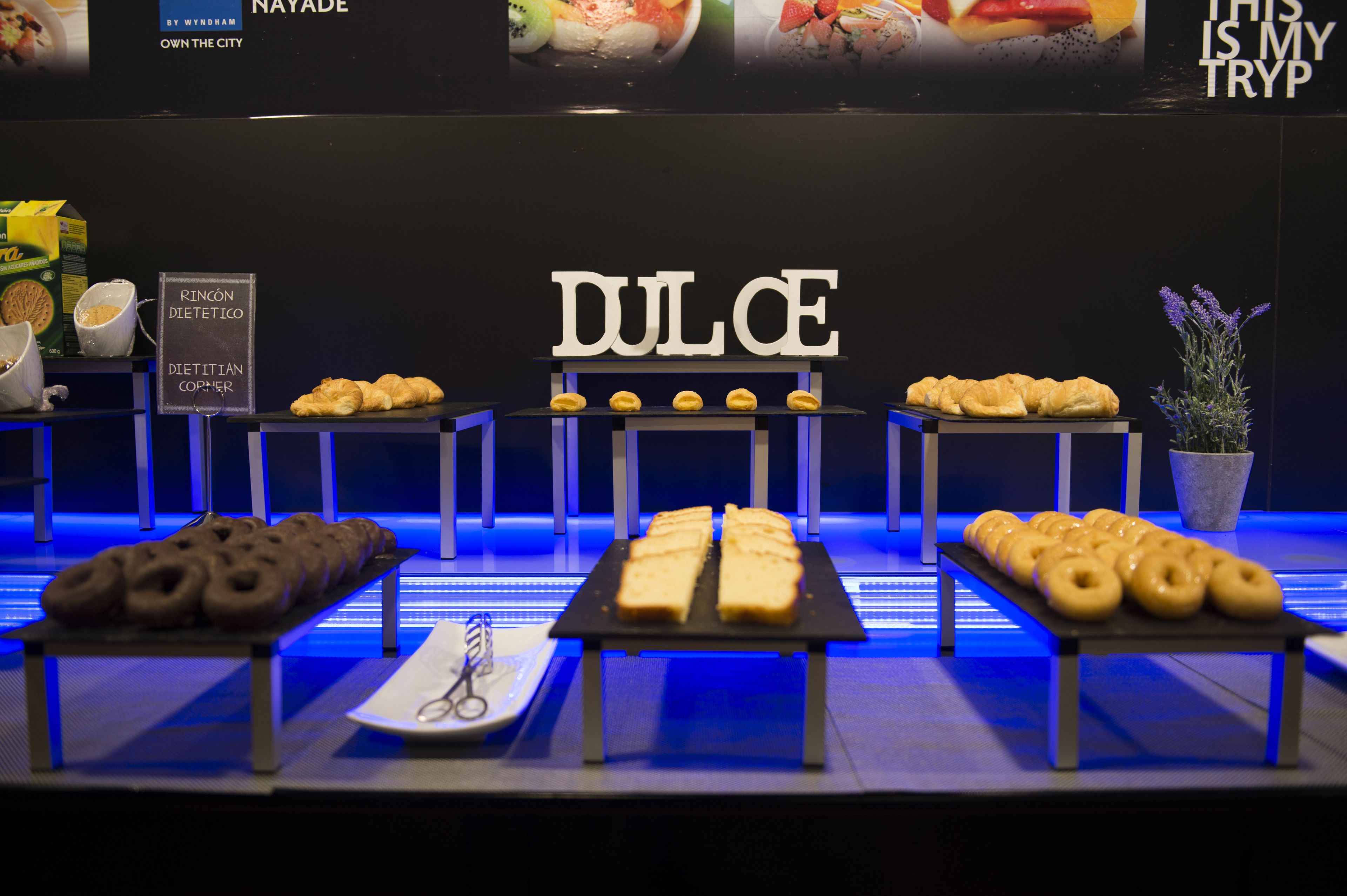 Une présentation de divers gâteaux et desserts dans une boulangerie ou un café.